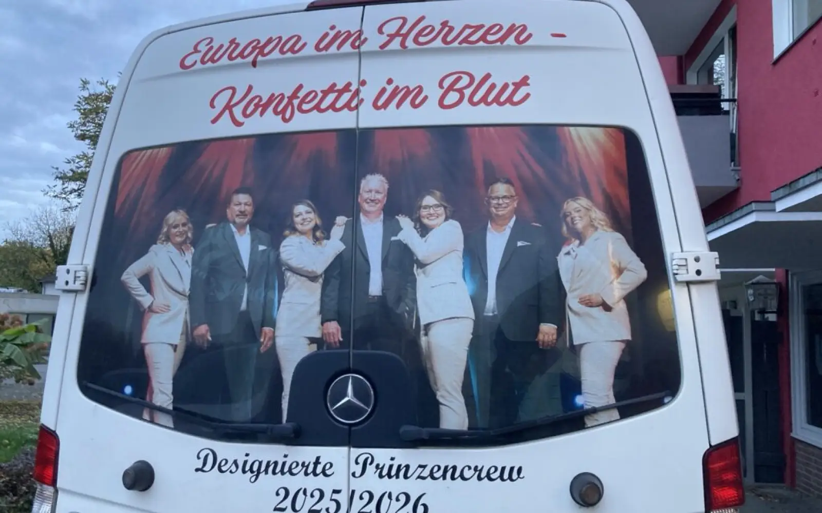 Als designierter Stadtprinz tourt Toni Köther mit seiner Crew in diesem Bus durch Duisburg. Foto: sam