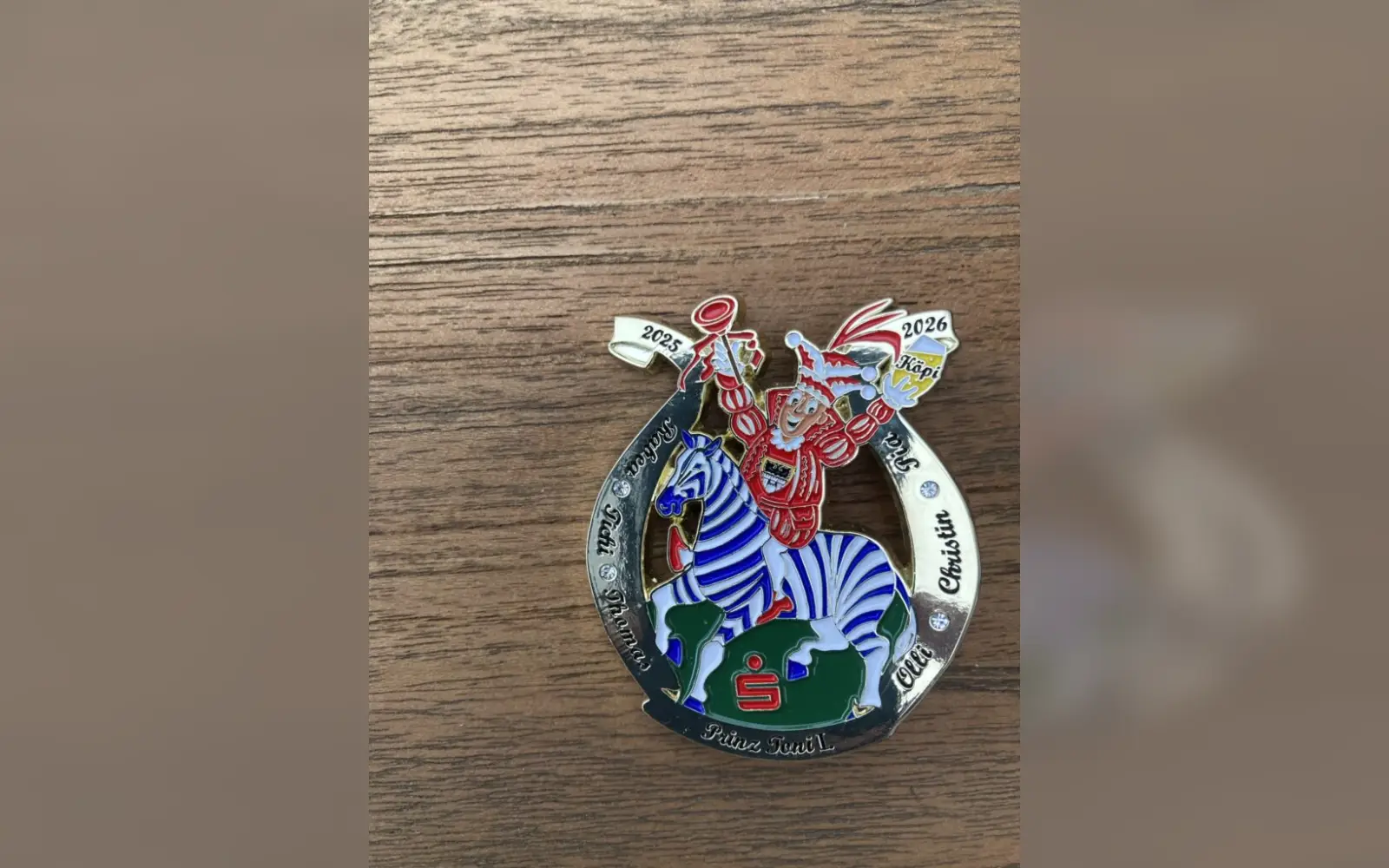 Dieser Pin verrät viel über den Menschen Toni Köther.