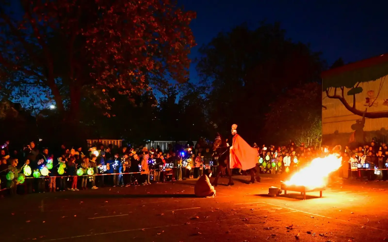 Viele Umzüge zu St. Martin enden am Lagerfeuer, wo St. Martin seinen Mantel mit einem Bettler teilt, wie hier im vorigen Jahr auf dem Schulhof in Rahm. Archivfoto: sam