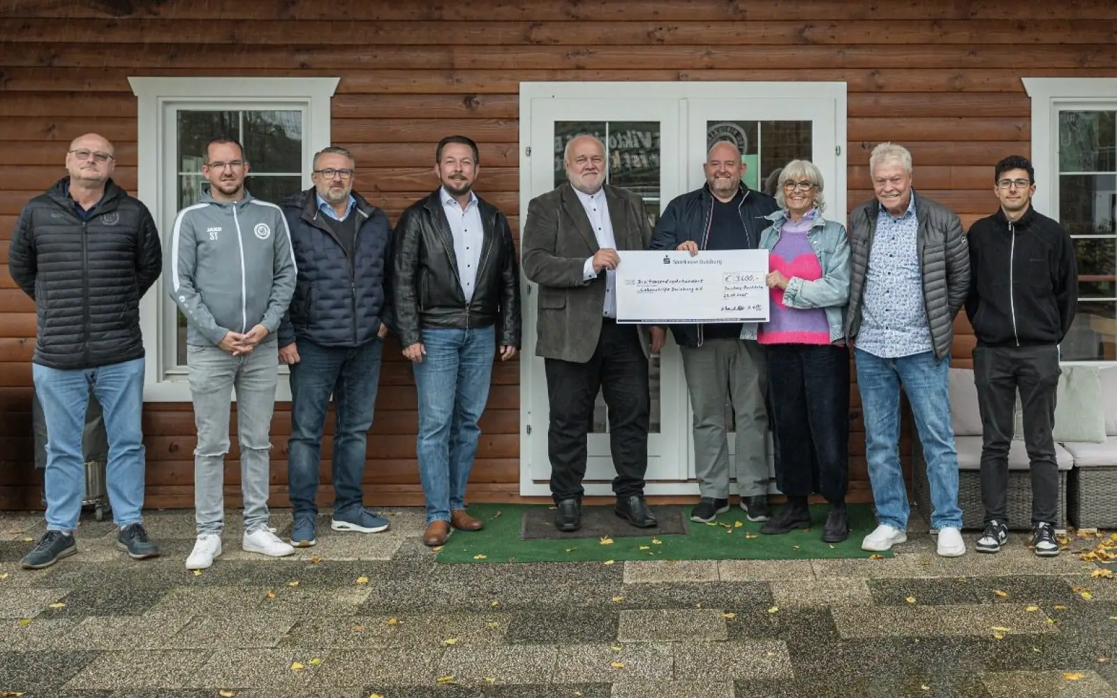 Vertreter der Vereine, die das Benefizspiel gegen die Traditionsmannschaft von Schalke 04 organisiert hatten - Schützen Buchholz, TuS Viktoria Buchholz und KG Alle Mann an Bord - übergaben den Scheck an die Dagmar Frochte, Vorstandsvorsitzende der Lebenshilfe. Foto: Roberto Parolarit