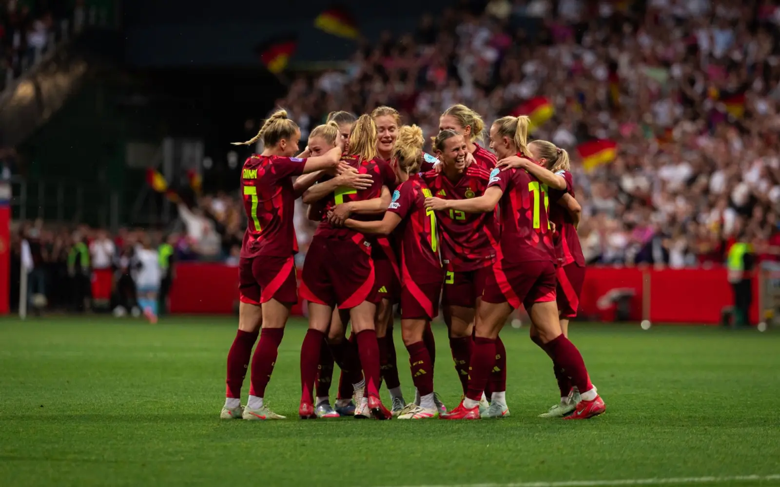 Die deutsche Frauen-Nationalmannschaft, die am 24. Oktober in Düsseldorf spielt, feiert hier einen Treffer. Archivfoto: DFB/Yuliia Perekopiako
