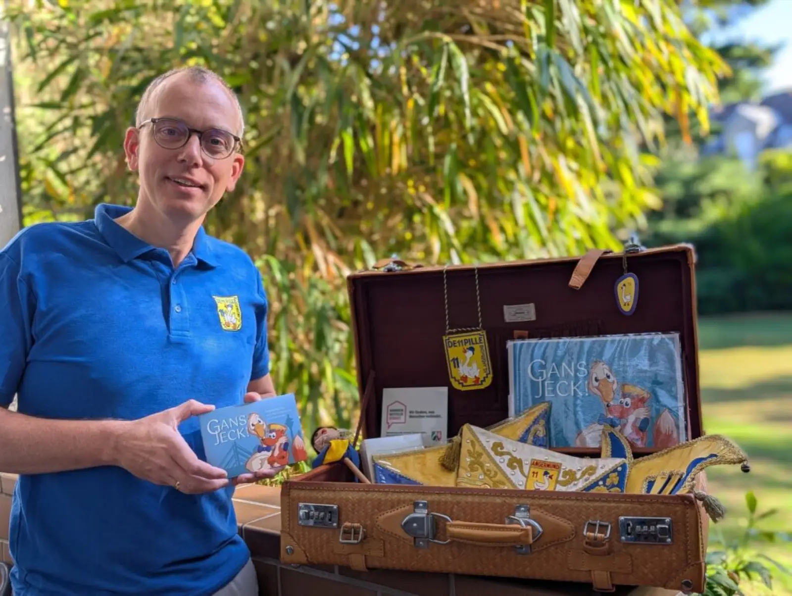 Tim Küsters, der Präsident der KG „De 11 Pille“, präsentiert den neuen Karnevalskoffer, der Kindern das närrische Brauchtum spielerisch vermitteln soll. Foto: privat