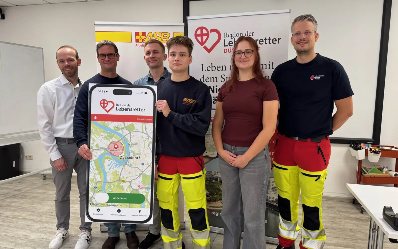 Die Ersthelfer wurden für ihren lebensrettenden Einsatz geehrt (von links): Daniel Wassenberg, stellvertretender Geschäftsführer des Arbeiter-Samariter-Bundes, Kalle Heitkötter, Ärztlicher Leiter Rettungsdienst des Gesundheitsamtes, die Ersthelfer Nils Domröse, Ben Caspers und Hannah Caspers sowie Sven Konzak, Leiter Rettungsdienst des Deutschen Roten Kreuzes. Foto: Landeshauptstadt Düsseldorf/Gesundheitsamt