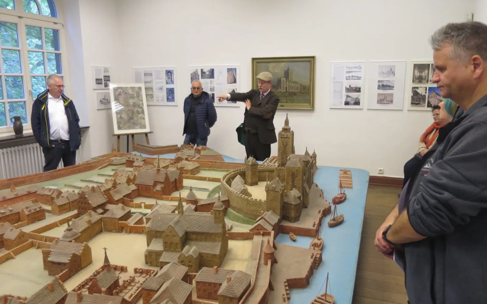 Dr. Martin Klöffler gibt Erläuterungen zur Kaiserwerther Festung und Belagerung 1702 anhand des Modells im Museum des Heimat- und Bürgervereins Kaiserswerth e.V. Foto: hs