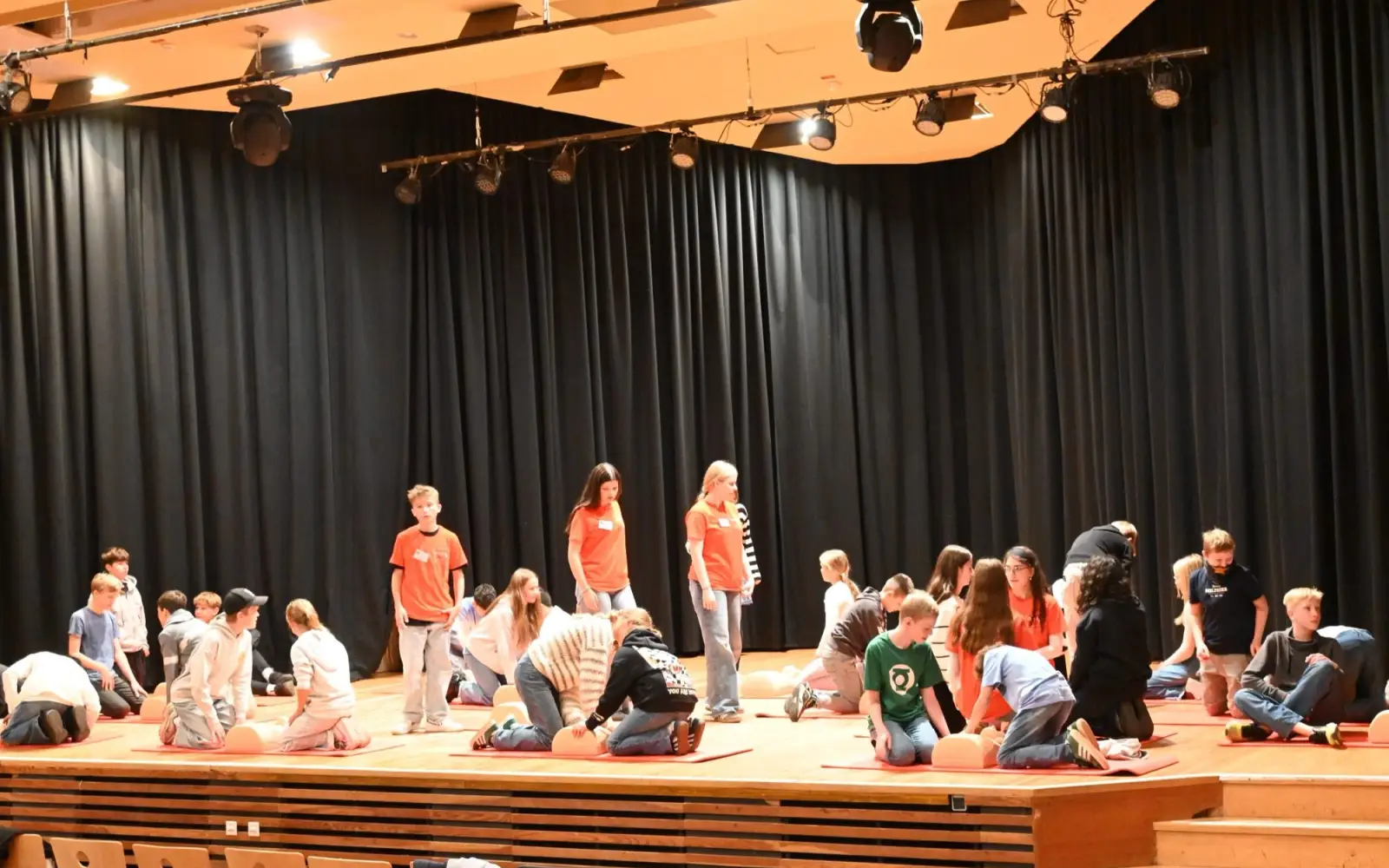 In der Aula des MMG konnten die Siebtklässler an 15 Puppen das Wiederbeleben bei einem Herz-Kreislauf-Stillstand üben. Foto: sam