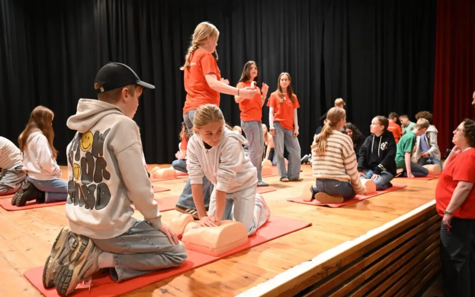 Unter den Augen von Anja Dahms (rechts) fand die Schulung zum „Herzensretter Bronze“ im Rahmen der Woche der Wiederbelebung statt. Foto: sam