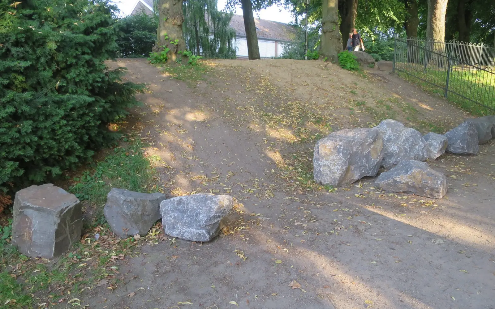 Auf die Seite geschobene Felsbrocken unterhalb des Deiches am Kaiserswerther Kriegerdenkmal. Foto: hs