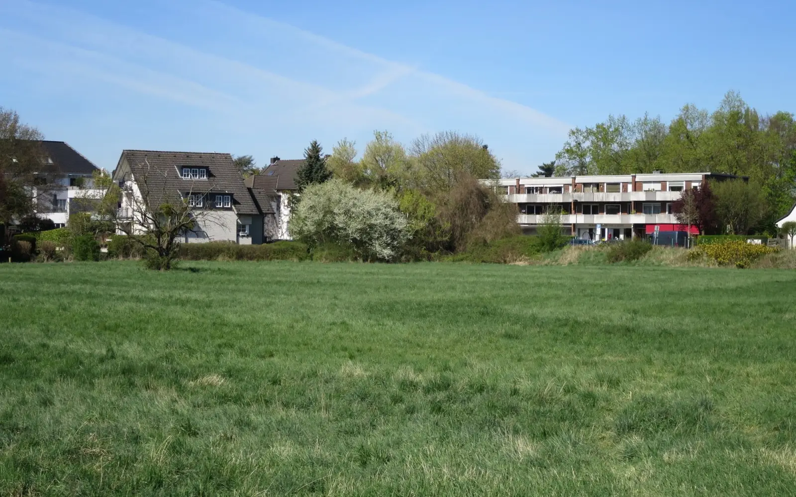 Blick von Süden auf die Wiese „Am Fettpott“, auf der nach den Vorstellungen der Bezirksvertretung eine Dorfmitte mit Marktplatz entstehen soll. Foto: hs
