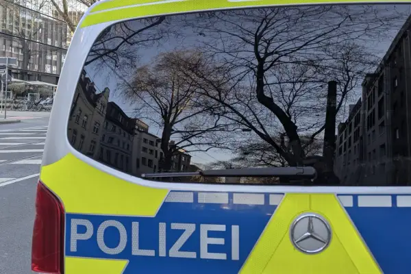 Pkw kollidiert mit Straßenbahn in Stockum, Beifahrer schwer verletzt