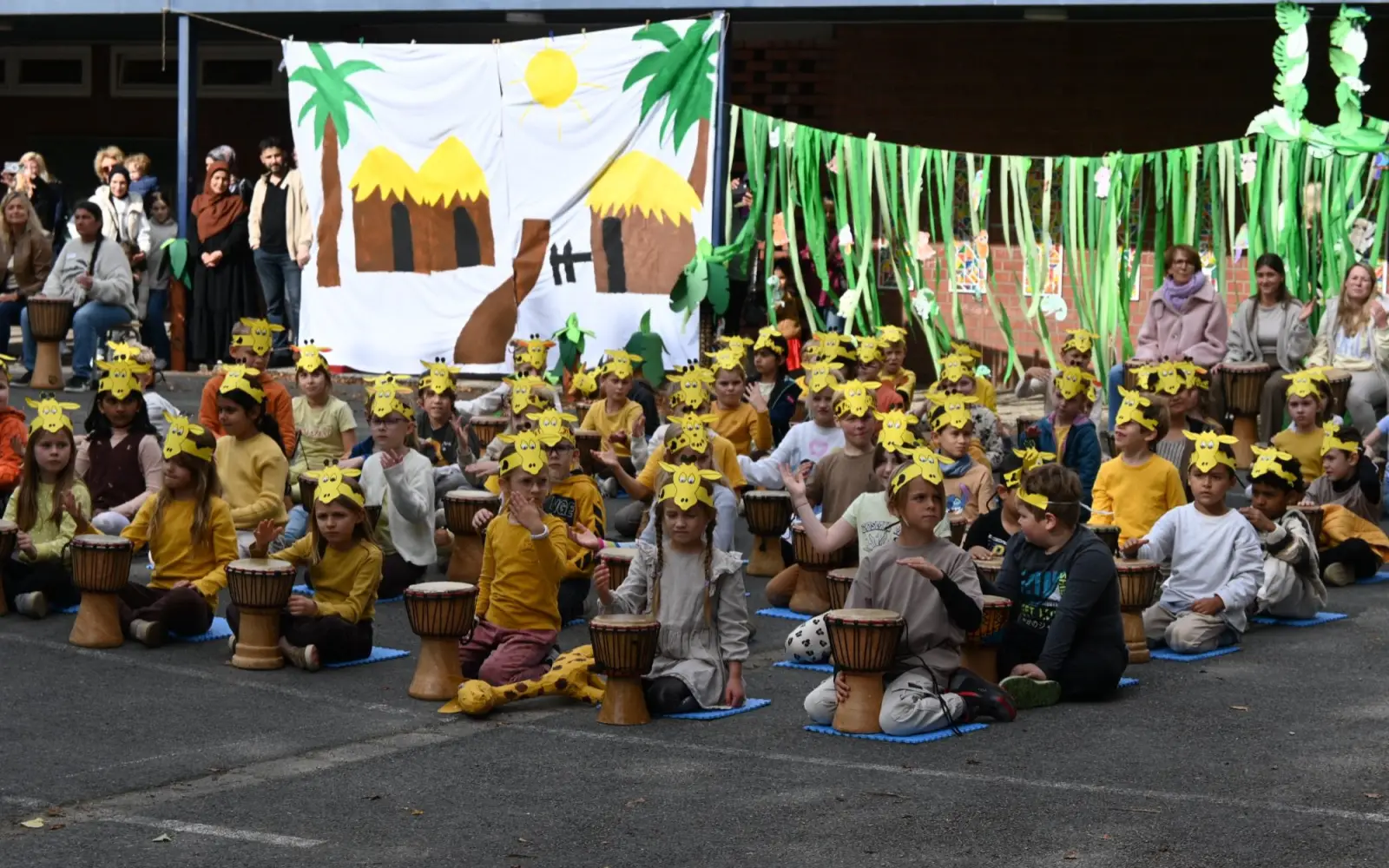 200 Kinder der Grundschule an der Großenbaumer Allee präsentierten das Ergebnis ihrer Trommel-Projekttage. Foto: sam