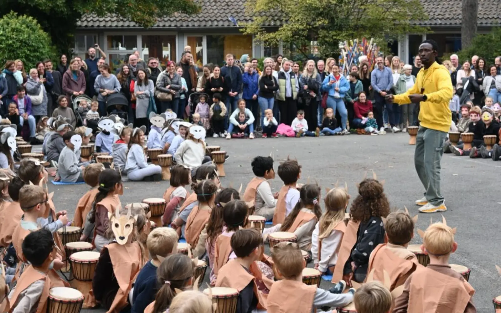 Das Team vom „Trommelzauber“ animierte auch die Eltern und Großeltern zum Mitmachen. Foto: sam
