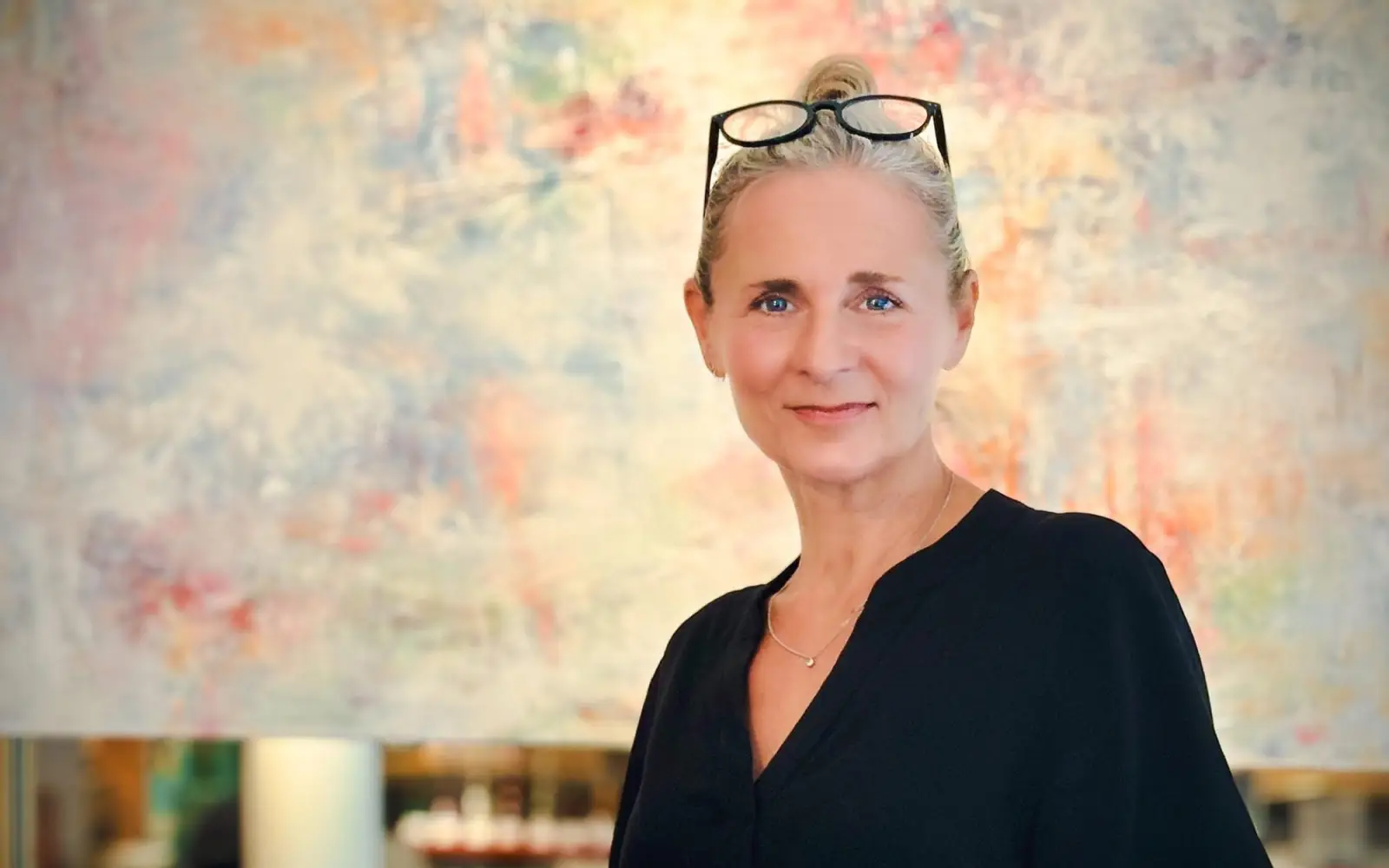 Die Künstlerin Annette Sandt vor Ihrem Werk „Marshmallow“ derzeit auch im Hotel Mutterhaus zu sehen. Foto: Marc Ingel