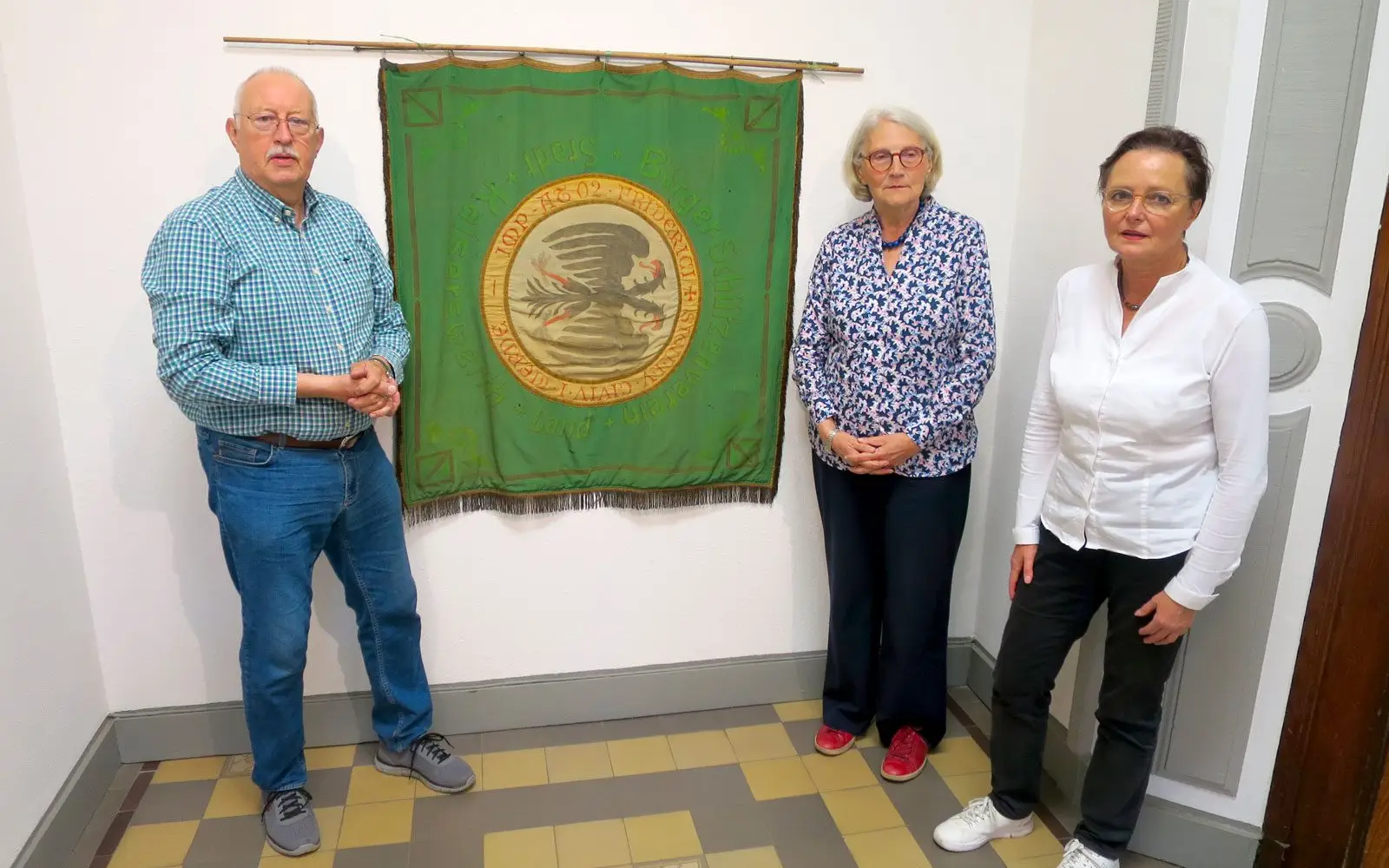 Dr. Ulrich Micke und Kerstin Döhler mit der Schützenfahne des ehemaligen Bürgerschützenvereins Kaiserswerth e. V. Foto: hs