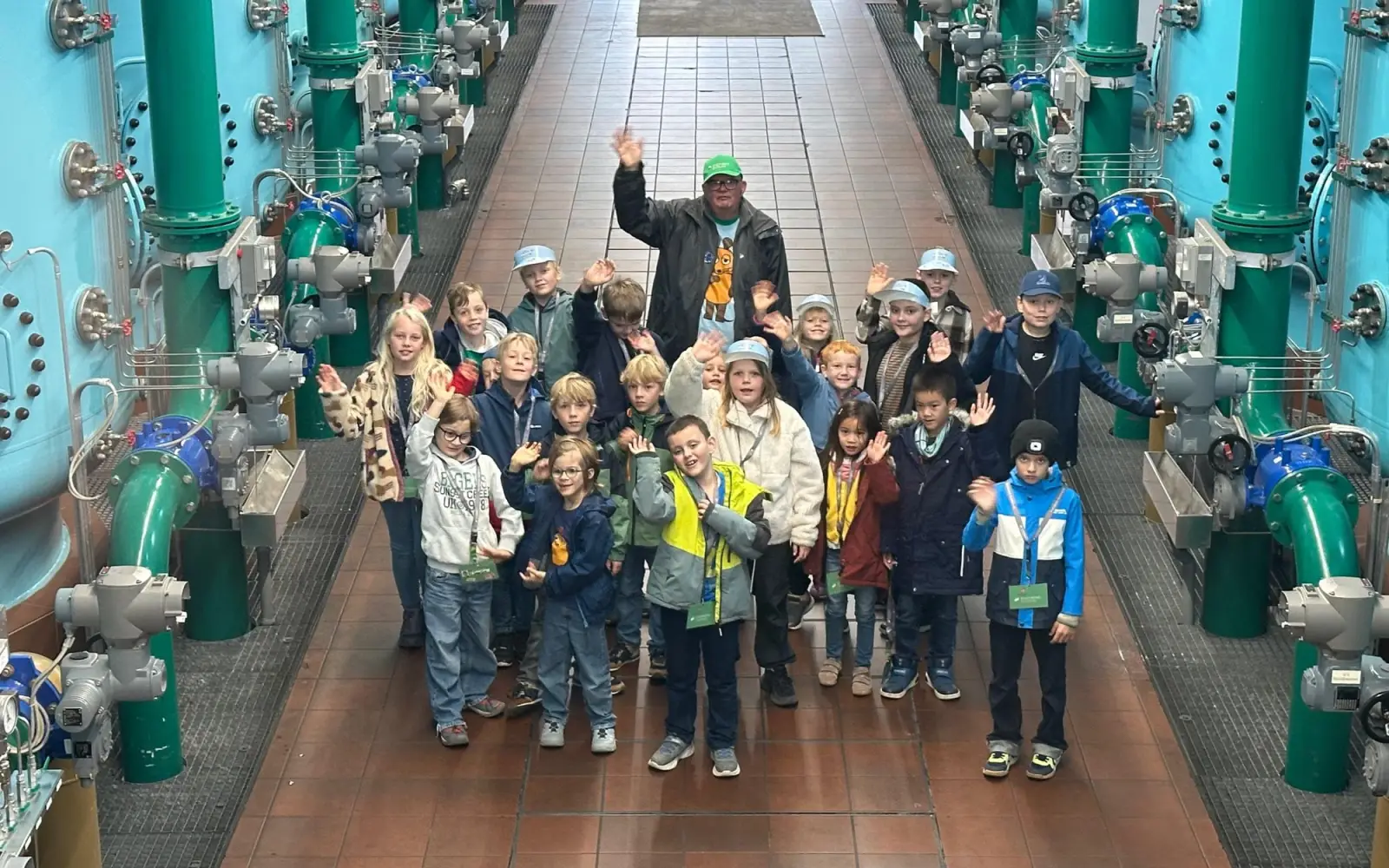 Die Kinder warfen auch einen Blick in die Filterhalle des Wasserwerks. Foto: Stadtwerke Duisburg AG