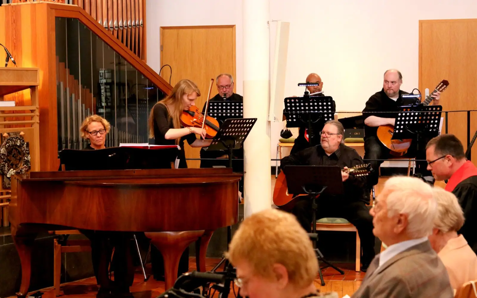 Anke Schmock (am Klavier) musizierte mit einem Ensemble im Gottesdienst in der Ungelsheimer Auferstehungskirche. Archivfoto: evgds.de