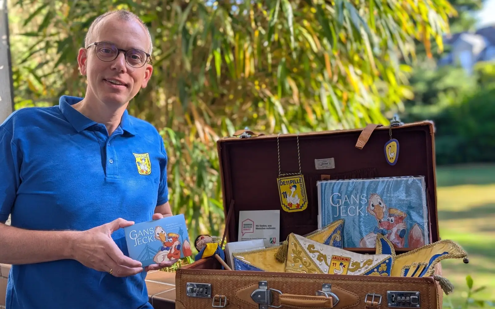 Tim Küsters, der Präsident der KG „De 11 Pille“, präsentiert den neuen Karnevalskoffer, der Kindern das närrische Brauchtum spielerisch vermitteln soll. Foto: privat