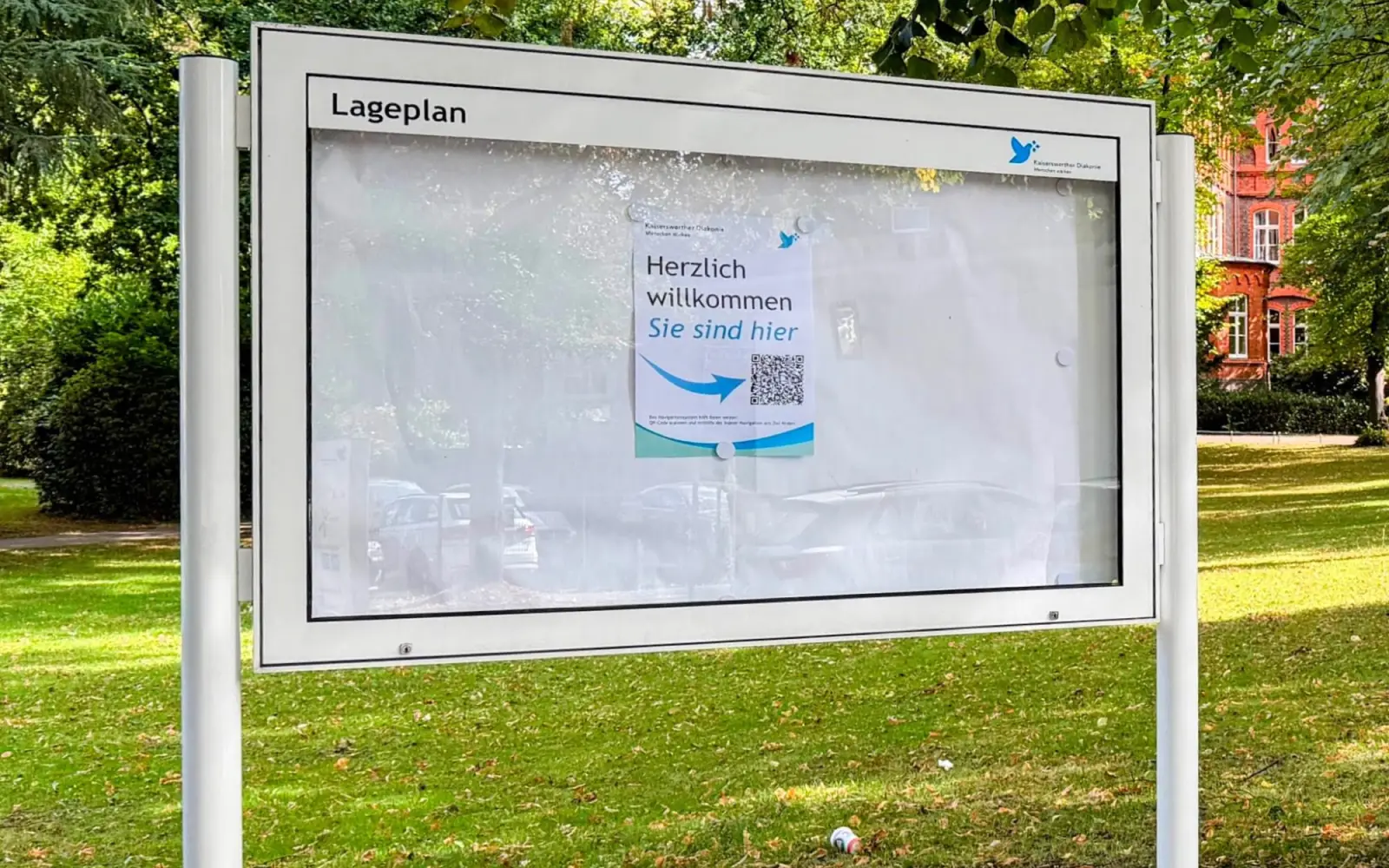 Statt eines gedruckten Lageplans führt nun ein QR-Code Besucher und Patienten zur neuen digitalen Navigation der Kaiserswerther Diakonie. Foto: ah