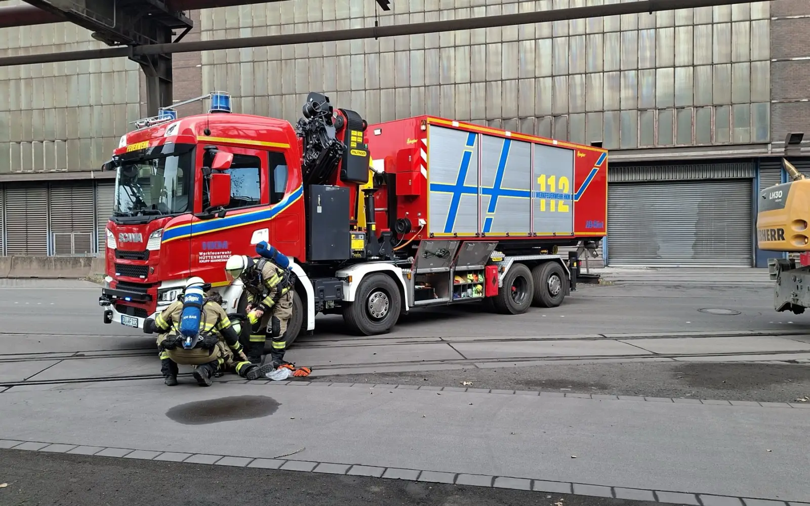 Zahlreiche Feuerwehr- und Rettungskräfte probten am Samstagvormittag den Ernstfall auf dem HKM-Gelände. Foto: HKM