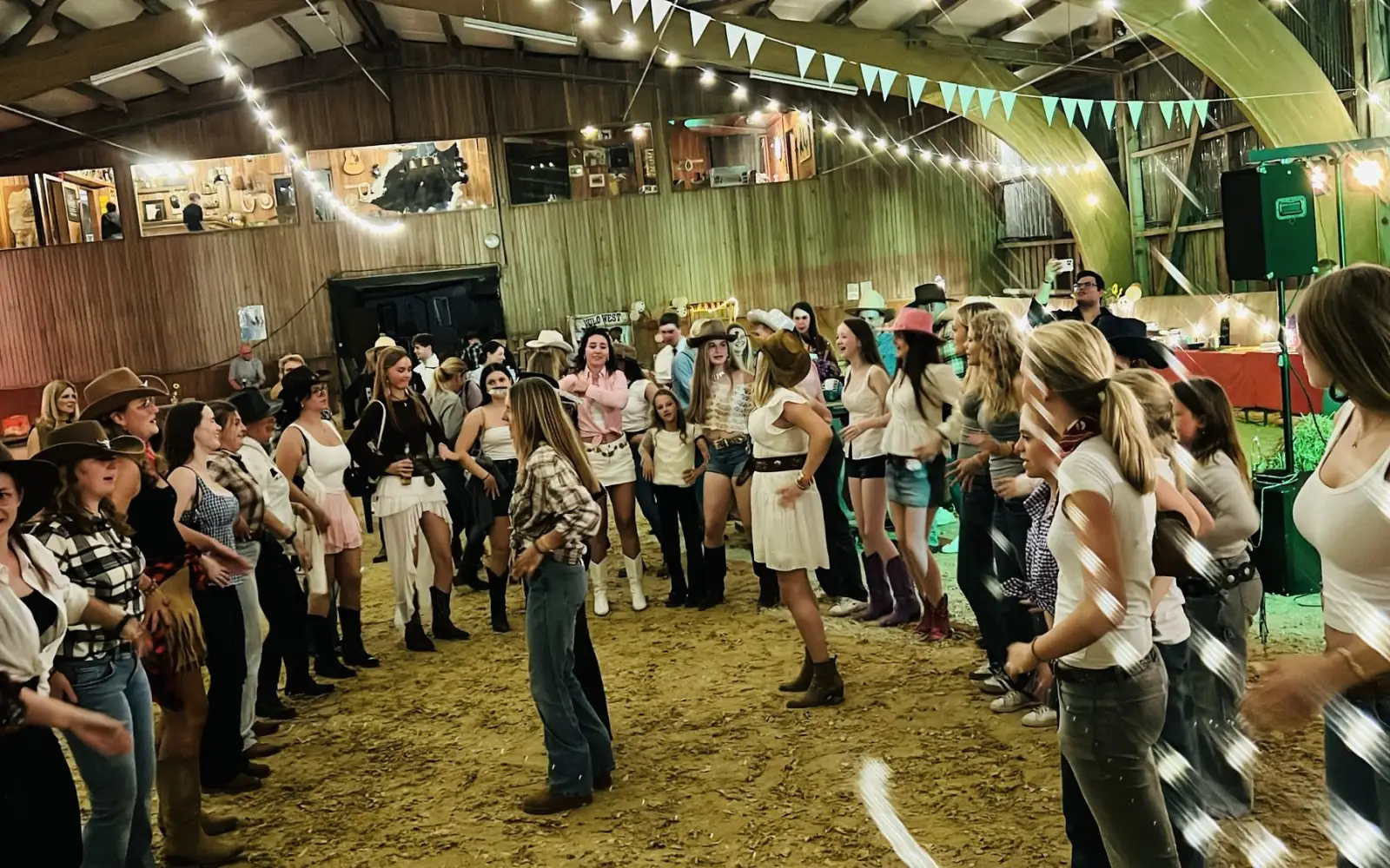 Stimmung bis tief in die Nacht: Rund 160 Gäste feierten beim Jubiläum des Reitvereins Duisburg-Wittlaer mit Linedance und Countrymusik. Foto: privat
