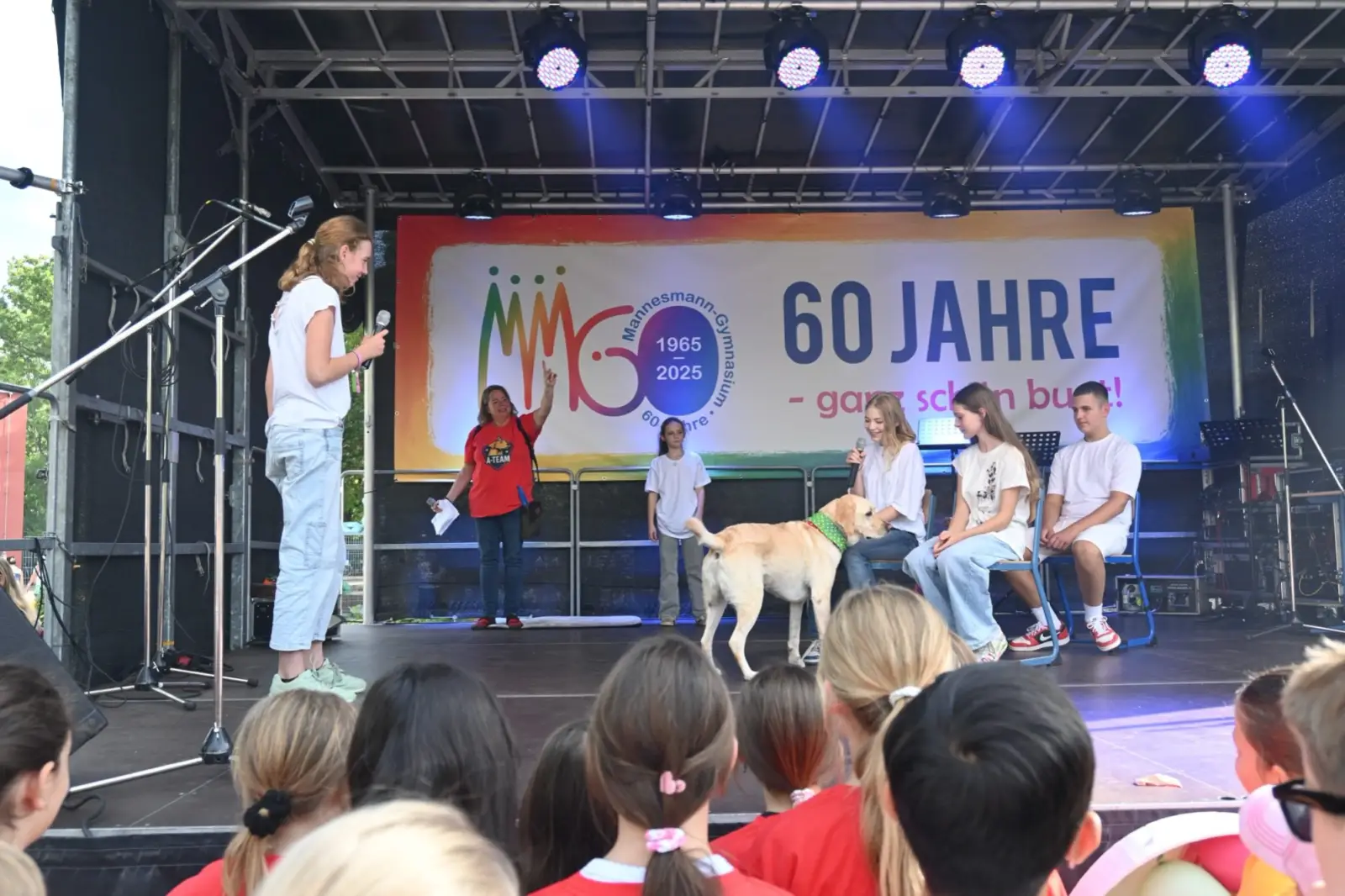 Auch Schulhund „Pelle“ spielte in einem Theaterstück mit. Es war Teil des bunten Bühnenprogramms. Foto: sam