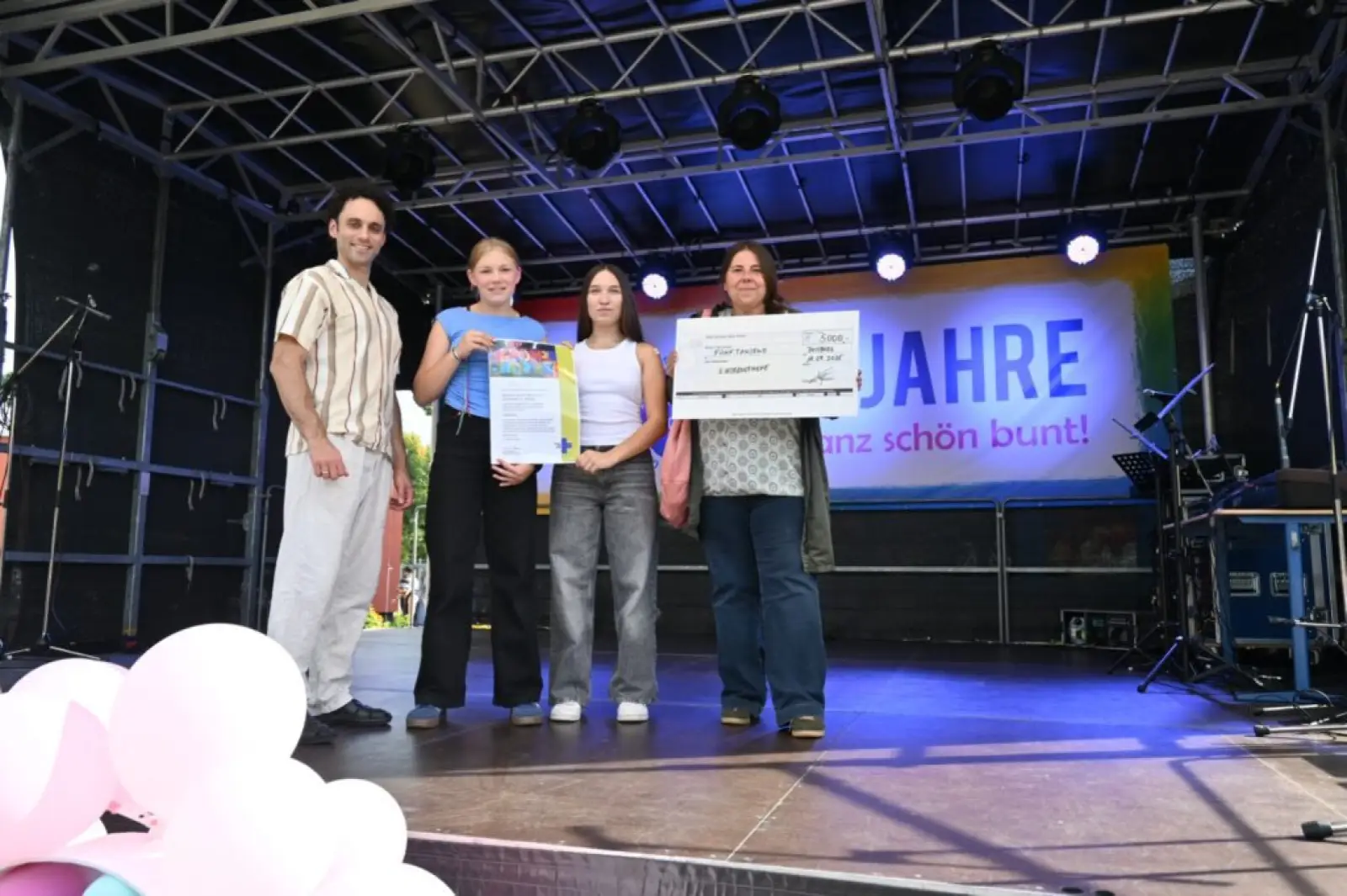 Über einen Scheck in Höhe von 5.000 Euro freute sich Jana Haberstroh (rechts) von der Kindernothilfe. Am MMG war Geld für das Projekt „Action! Kidz“ gesammelt worden. Foto: sam