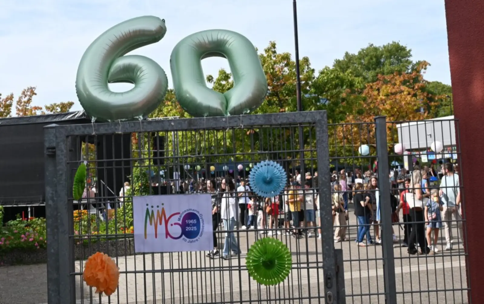 Bei herrlichem Spätsommerwetter feierte die MMG-Schulgemeinschaft jetzt den 60. Geburtstag des Gymnasiums. Foto: sam