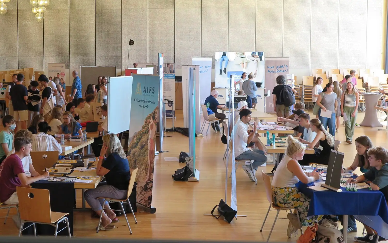 Schüler des Max-Planck-Gymnasiums können sich in der Aula bei über 30 Ausstellern über berufliche Perspektiven informieren. Foto: R. Thein