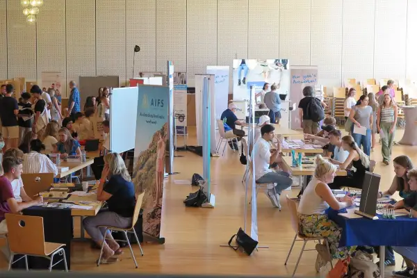 Berufsbörse am Max-Planck-Gymnasium mit über 30 Ausstellern