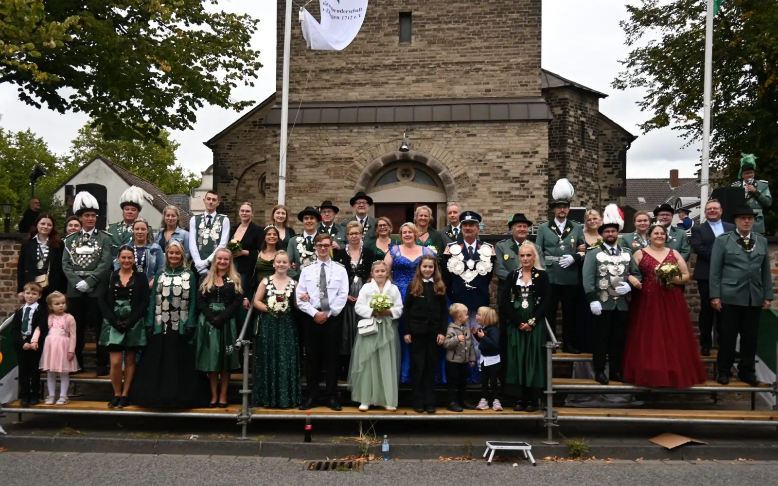 Mit dem Mündelheimer Thron (Mitte) feierten die Königspaare aus Wedau und Serm (links) sowie Huckingen (rechts). Foto: sam