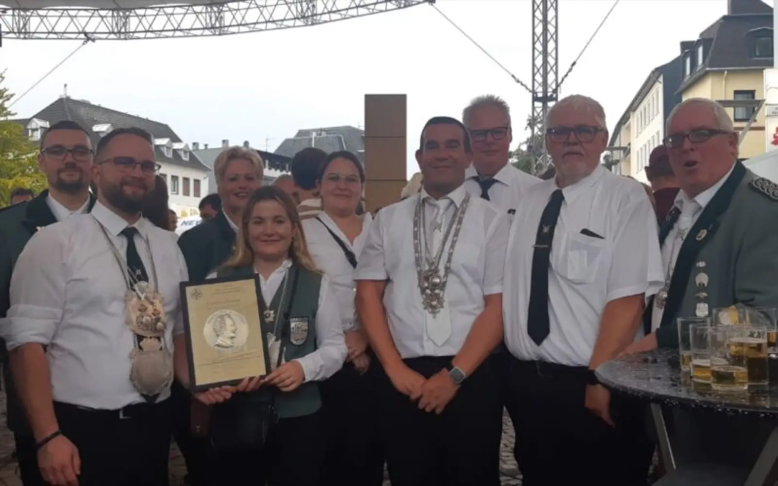 Beim Bundesschützenfest in Mönchengladbach waren unter anderem mit dabei: König Ingo van Megen, Prinzessin Laura Kirchholtes und Brudermeister Thomas Kirchholtes (von links).
Foto: privat