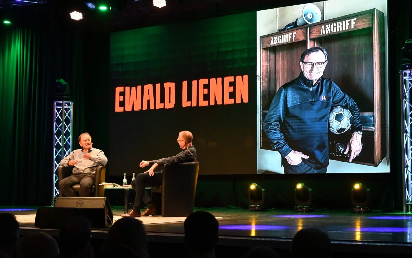 Die erste Halbzeit bestritt Ewald Lienen im Steinhof mit dem Sportjournalisten Michael Born (rechts). Foto: sam