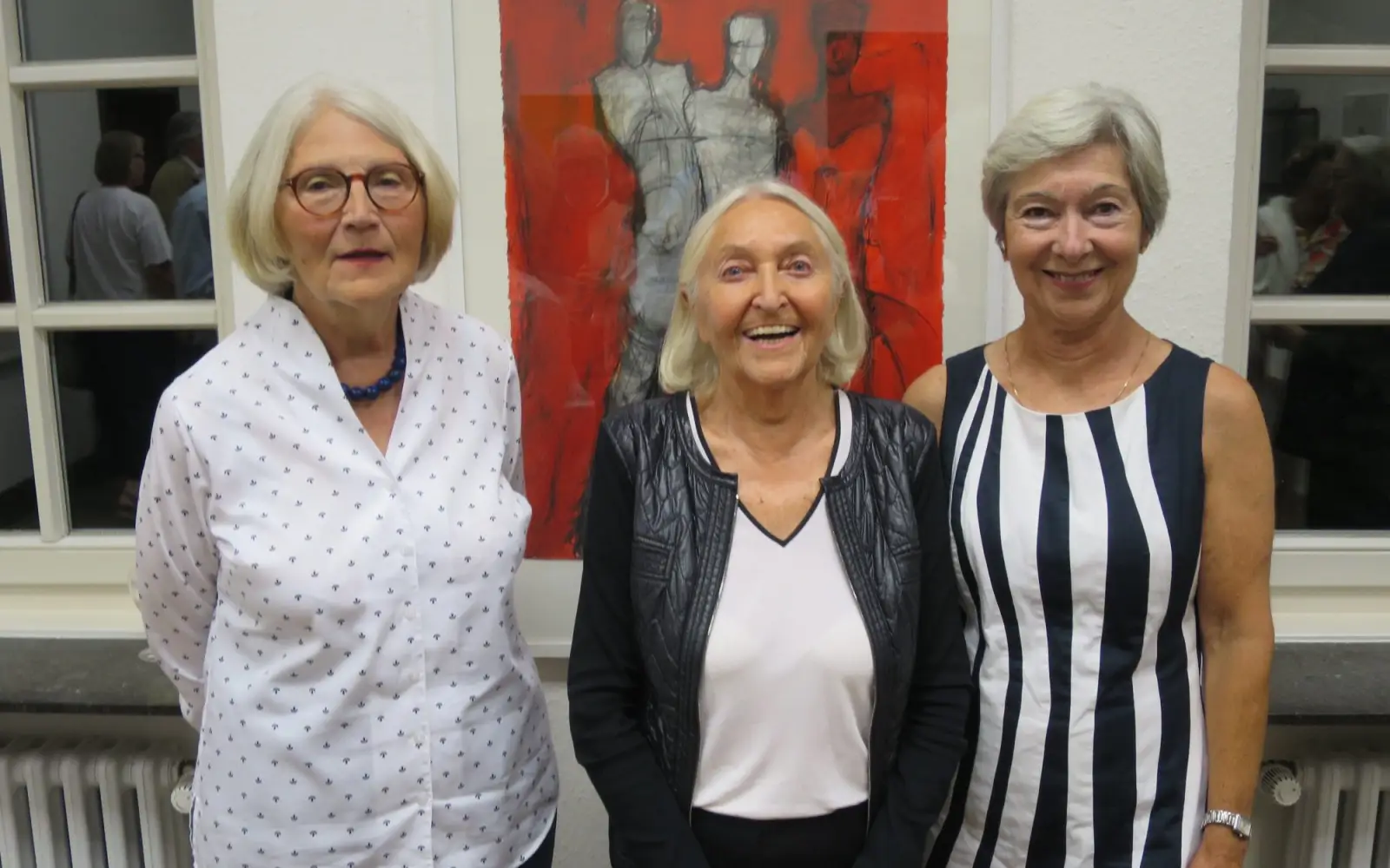 Kerstin Döhler, Vorsitzende des Heimat- und Bürgervereins, feierte gemeinsam mit Helga Stender und Dr. Barbara Grotkamp-Schepers die Eröffnung der Ausstellung „Beziehungen“. Foto: hs