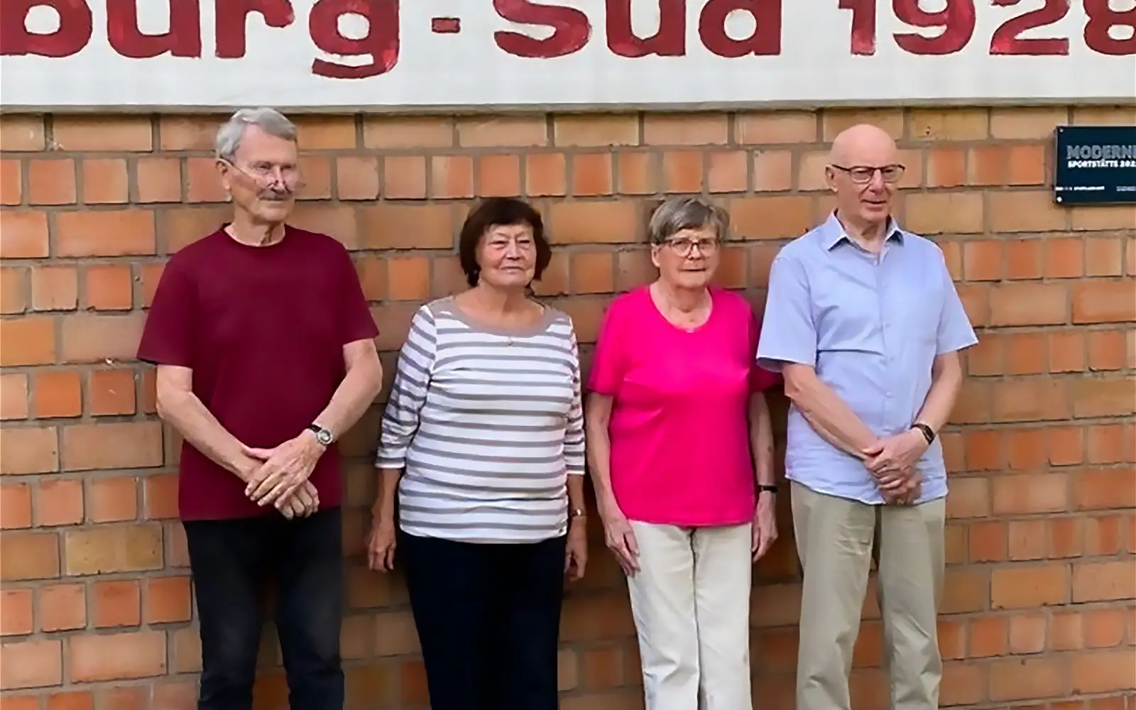 Jürgen und Hilde Trabert sowie Helga und Wilfried Hirschmann (von links) wurden beim Sommerfest für 65 Jahre Vereinstreue geehrt. Foto: privat