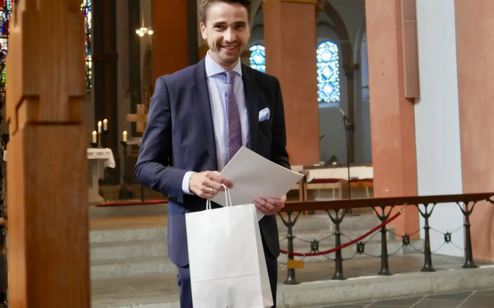 Schulleiter Christian Schwingeler freute sich über die offizielle Ernennungsurkunde. Foto: cj
