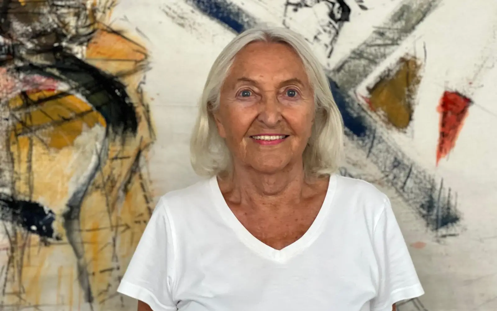 Helga Stender vor einer ihrer farbenfrohen, ausdruckstarken Arbeiten. Foto: privat