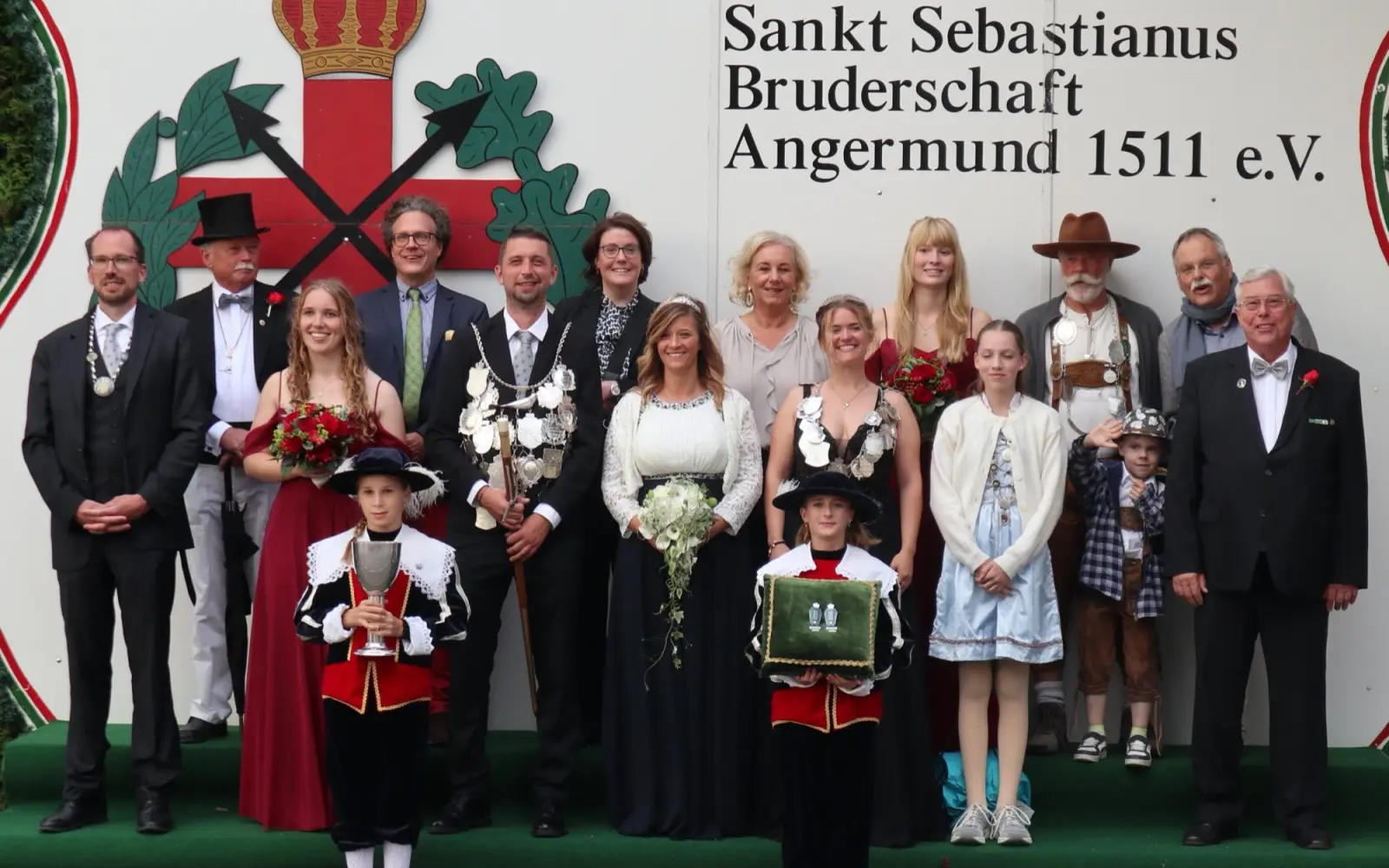 Wohl aufgereiht zur Abnahme der Parade – von links, hintere Reihe: Peter Ahlmann (Ehrenchef), Maximilian Freiherr von Fürstenberg (Förderer der Bruderschaft), Alexandra Spiolek (1. Schriftführerin und Geschäftsführerin), Babette de Fries (Bezirksvertretung fünf, CDU), Ehrendame Milla Reimann, Traditionskönig Walter Krüger, Pagenprinz Arne Krüger und Jan Opiela (Präses). Von links, mittlere Reihe: Philipp Ahlmann (1. Chef der Bruderschaft), Ehrendame Johanna Schneider, Schützenkönig Philipp Stecher, Königin Lisa Ebeling, Kronprinzessin Isabell Hoffmann, Schülerprinzessin Isabella Schütte und Hans Hoster (Königs- und Chefadjutant). Von links, vorne: Pagin Romy Gundel und Marie Dörnhöfer. Foto: vj