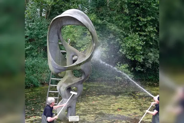 Schneckenplastik am Aquazoo gereinigt