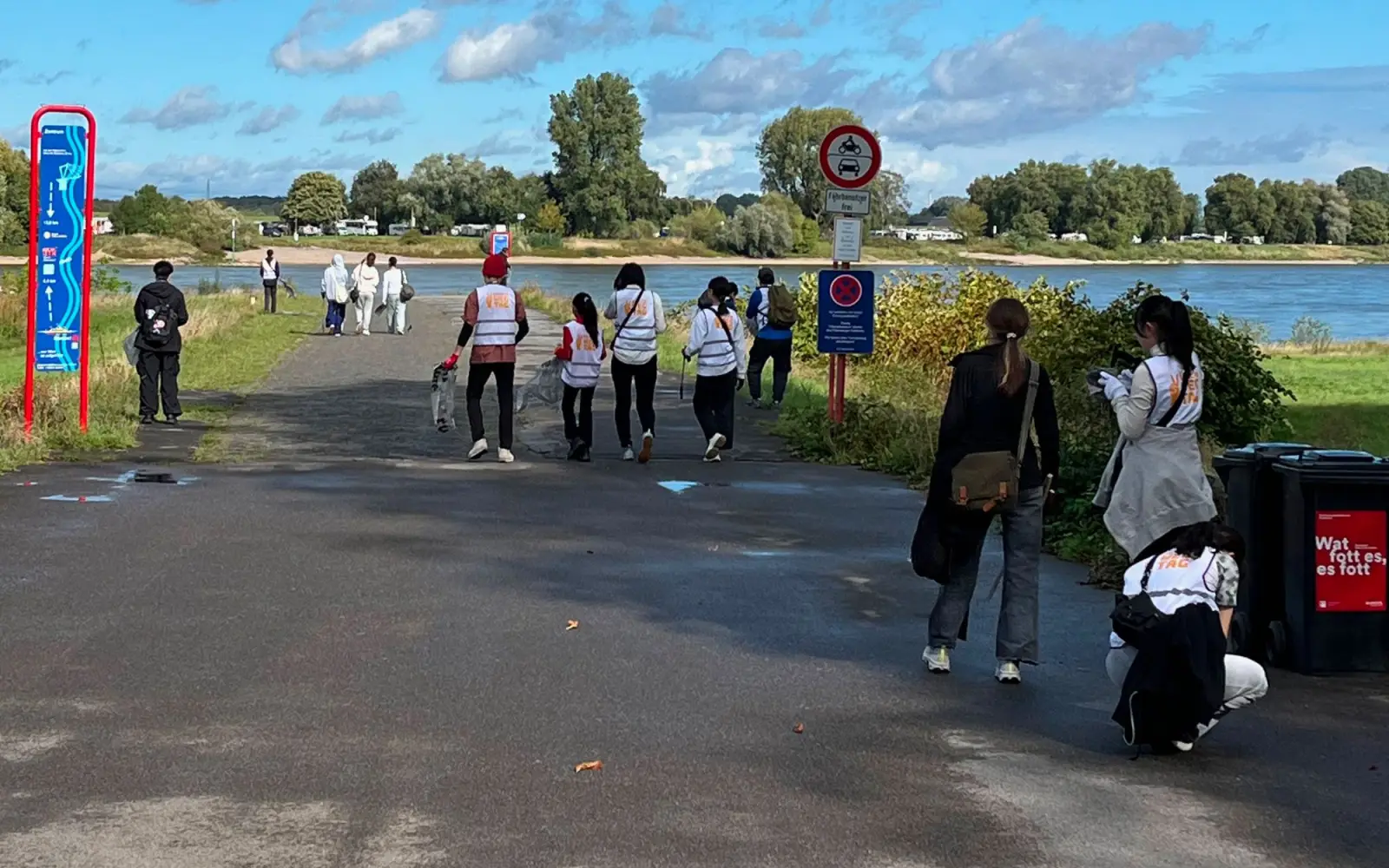 Entlang des Kaiserswerther Rheinufers sammelten Schülerinnen und Schüler sowie Eltern engagiert Müll ein. Foto: A. Stoffel
