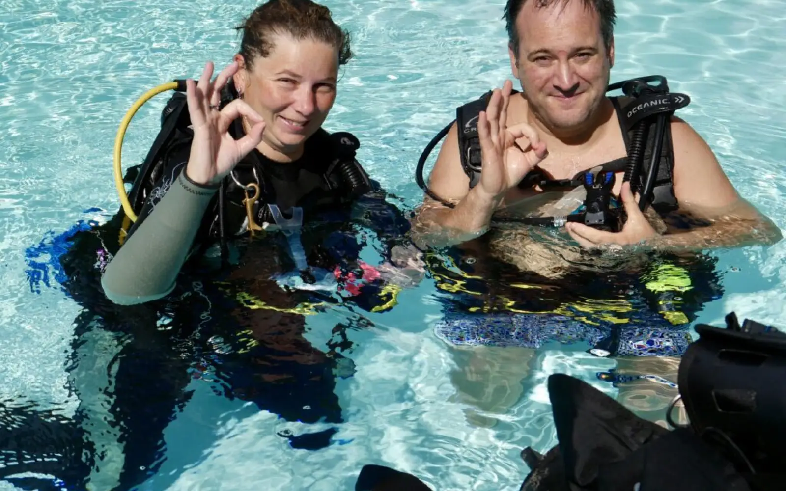 Tauchlehrerin Anne Schmidt freut sich, Tristan Treboz vom Tauchen überzeugt zu haben. Foto: cj