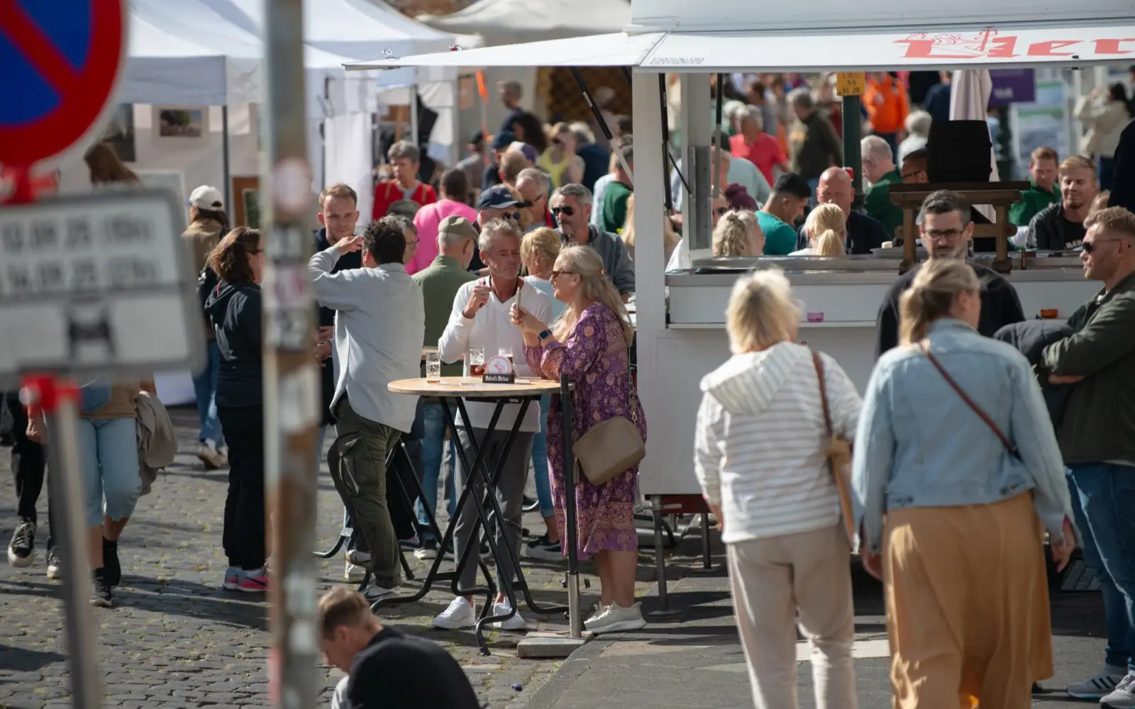 Bei Sonnenschein ließen sich die Gäste des Kaiserfests in Kaiserswerth kulinarische Angebote und Getränke an den Ständen schmecken. Foto: Bernd Obermann