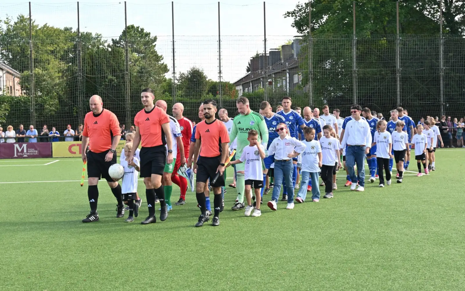 Kinder aus dem Duisburger Süden begleiteten die Teams von Schalke und Buchholz beim Einlauf. Foto: sam