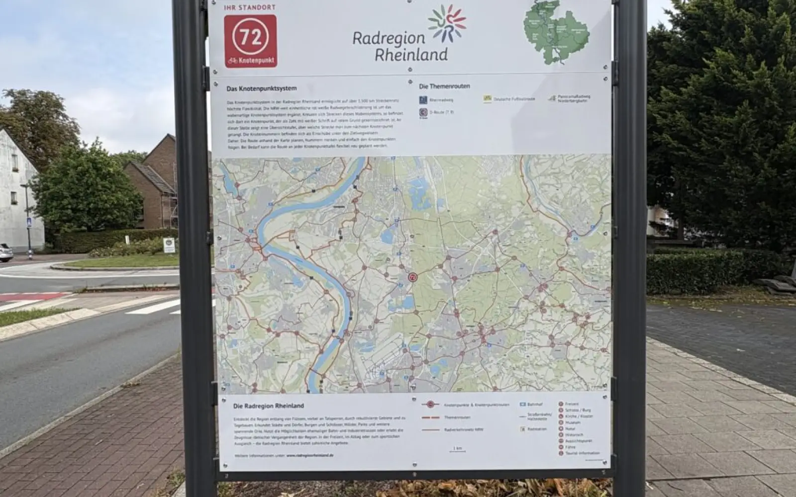 Die Übersichtskarte am Knotenpunkt verschafft Radfahrern einen Überblick über das gesamte Netz der Radregion Rheinland und erleichtert die Tourengestaltung. Foto: cj