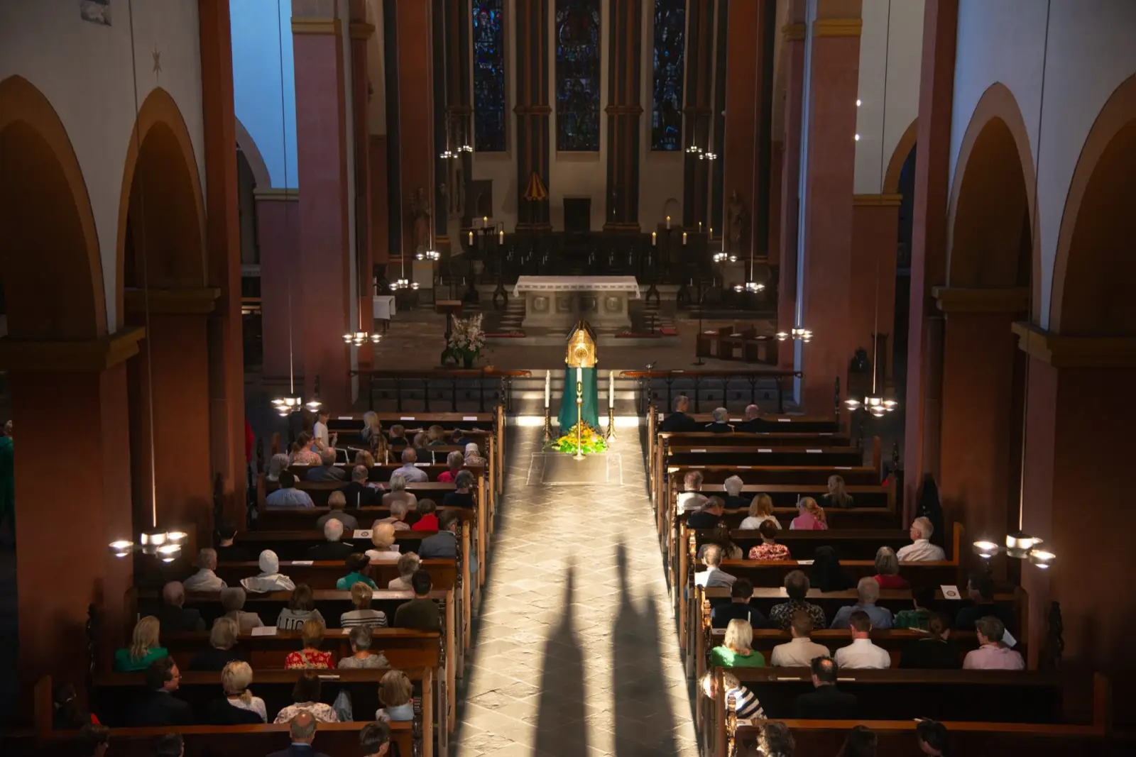 Der Schrein mit den Reliquien des heiligen Suitbertus stand während des Festgottesdienstes im Mittelpunkt der voll besetzten Basilika. Foto: Bernd Obermann