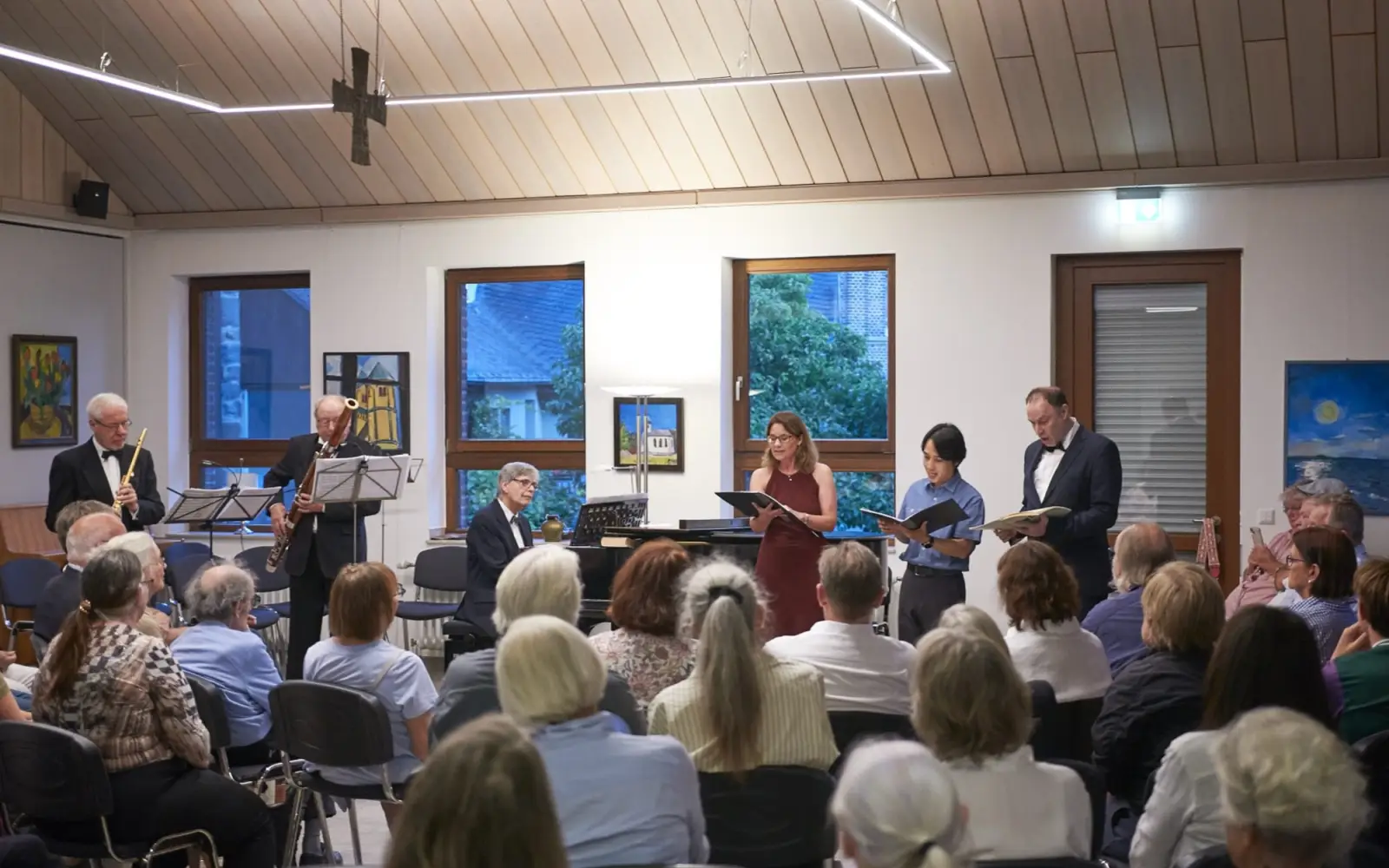 Die Musikerinnen und Musiker begeisterten das Publikum beim 78. Kammerkonzert im Pfarrsaal St. Agnes. Foto: Marc Sander