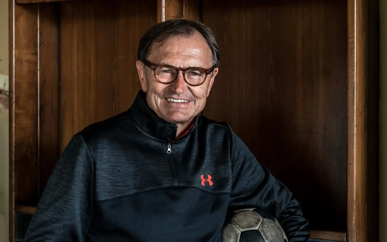 Intelligent und wortgewandt wird der frühe Fußballprofi und -trainer Ewald Lienen unter anderem akribisch das Geschehen rund um den Fußball am 18. September im Steinhof sezieren. Foto: Markus Tedeskino