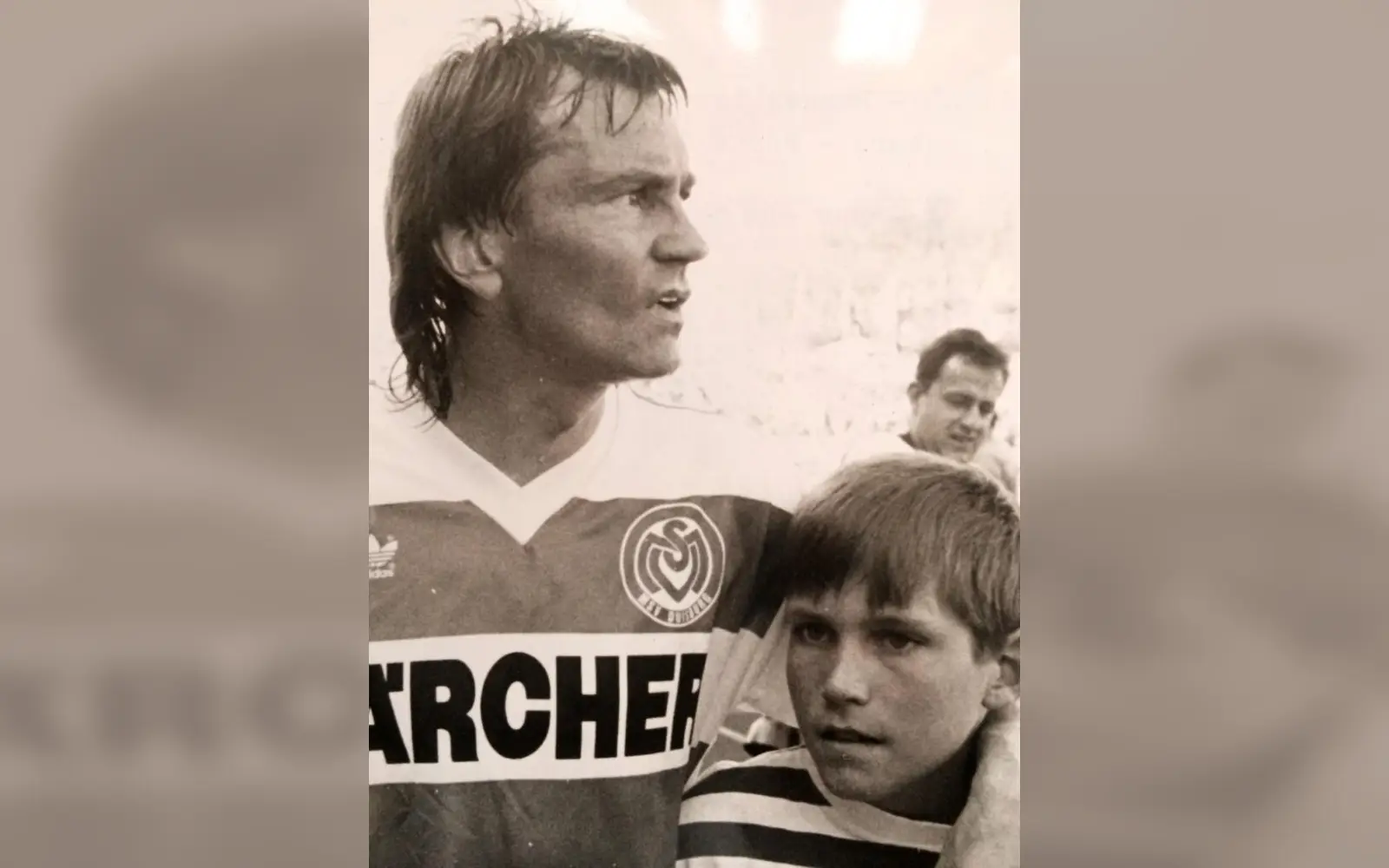 Ein Foto aus alten Zeiten: Ewald Lienen mit seinem Sohn, der heute noch ein großer MSV-Fan ist. Foto: privat