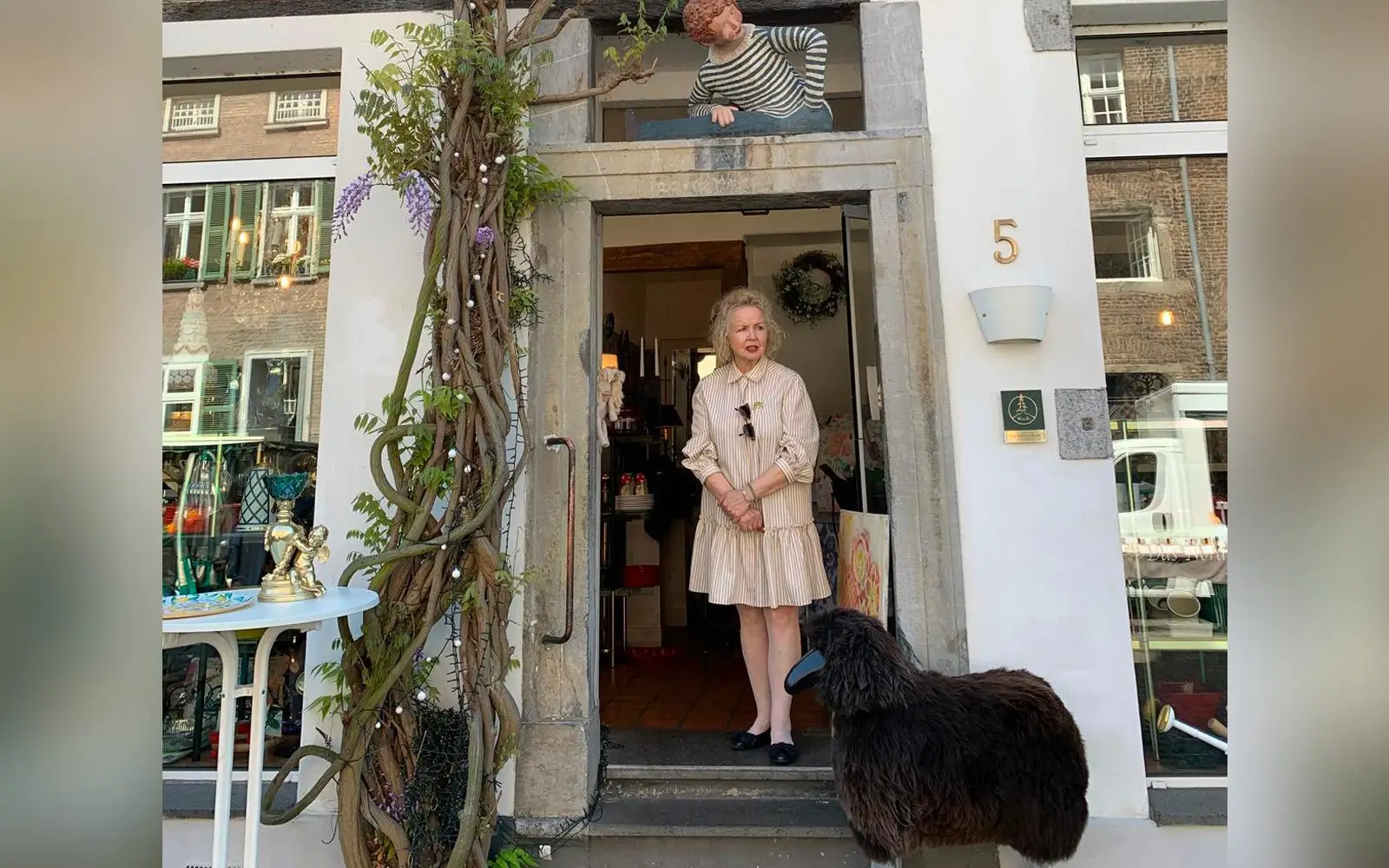 Renate Parsi begrüßt die Kundschaft im Nordik Haus am Kaiserswerther Markt. Foto: privat