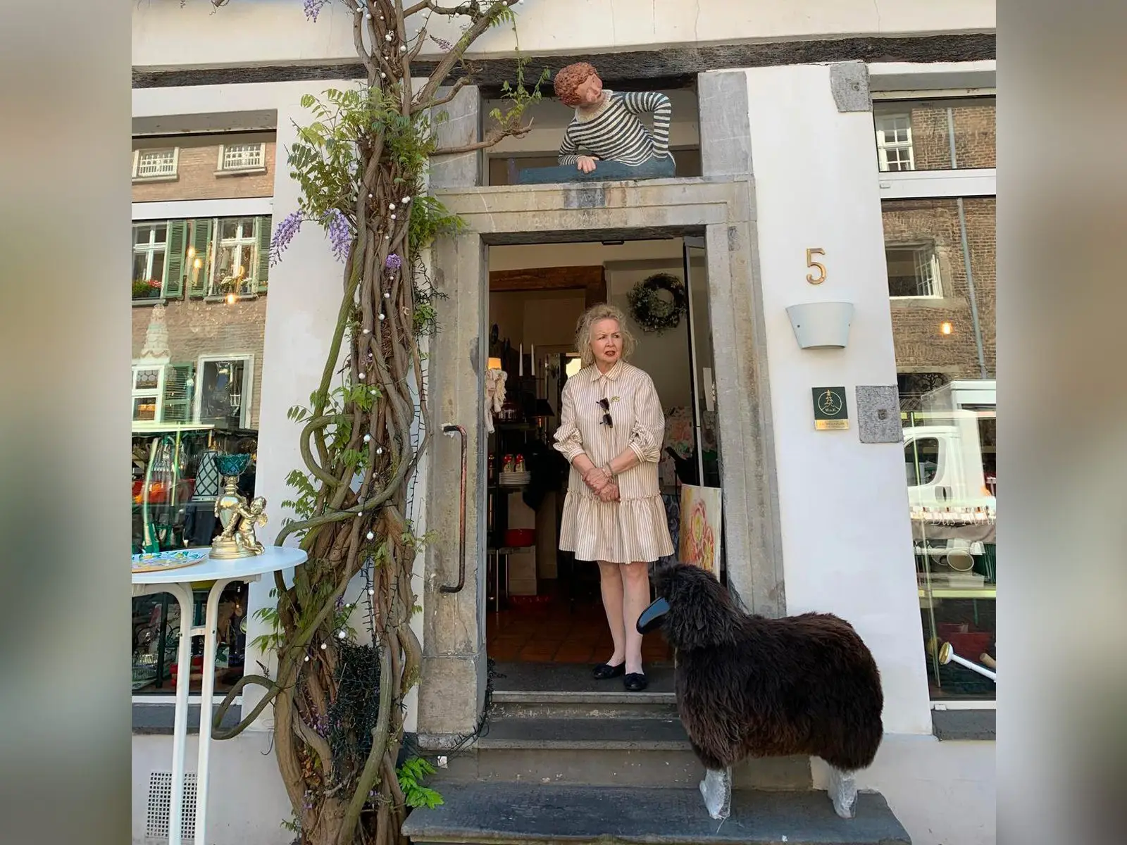 Renate Parsi begrüßt die Kundschaft im Nordik Haus am Kaiserswerther Markt. Foto: privat