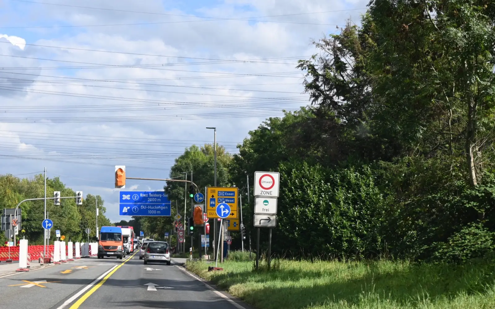 Durch die teilweise Sperrung der Kreuzung B288/Breitenkamp in Serm müssen Anwohner und Besucher große Umwege in Kauf nehmen. Foto: sam