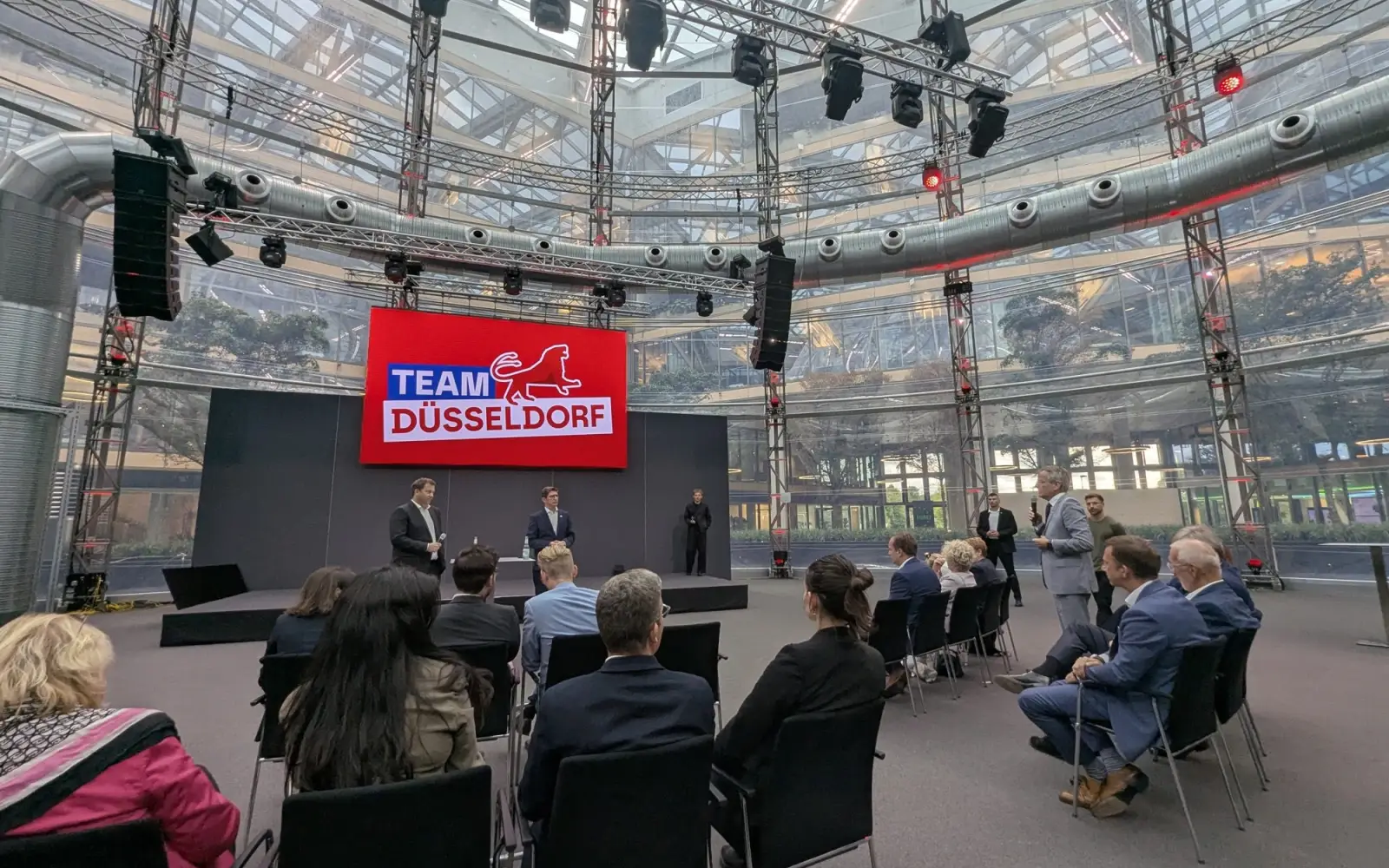 Die EUREF-Kuppel, die ursprünglich für die Fußball-WM 2006 geschaffen und später als TV-Studio für Günther Jauch in Berlin bekannt wurde, diente als Kulisse für den Wirtschaftsdialog. Foto: ah